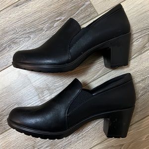 Comfortable Round Toe Black Heel Pumps